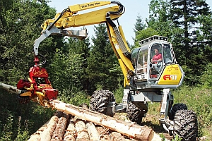 Menzi-Muck mit Harvesterkopf